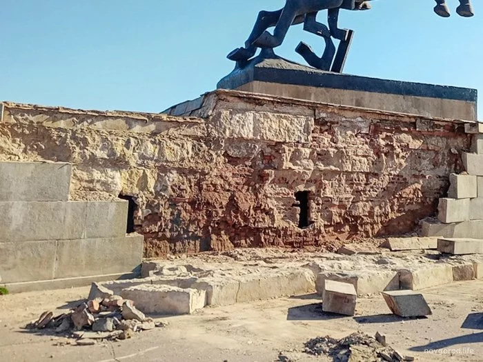 Part of the wall of the Victory Monument collapsed in Veliky Novgorod - My, Velikiy Novgorod, Victory, Collapse, Monument