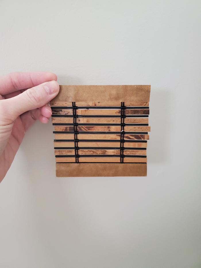 "Я заказал несколько образцов цветов для новых жалюзи и они прислали мне настоящие крошечные жалюзи"