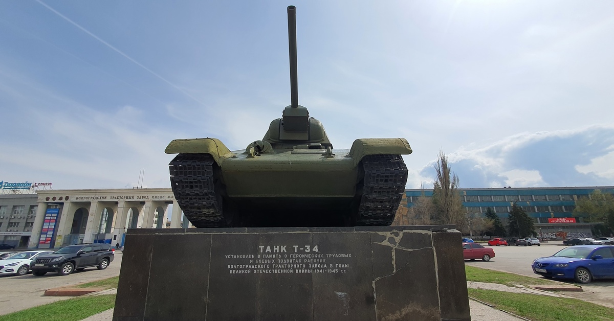 Работа волгоград тракторный. Памятник танк т-34 Волгоград. Танк т-34 на площади Дзержинского Волгоград. Волгоград т34 памятник Волгоград. Памятник танка т 34 в Волгограде.