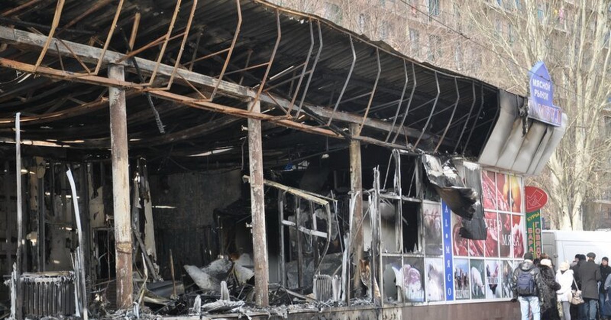 Разрушенный магазин. Сгорел торговый центр в Донецке. Южный рынок Донецк. Разрушенный рынок Донецк. Разбомбили рынок в Донецке.