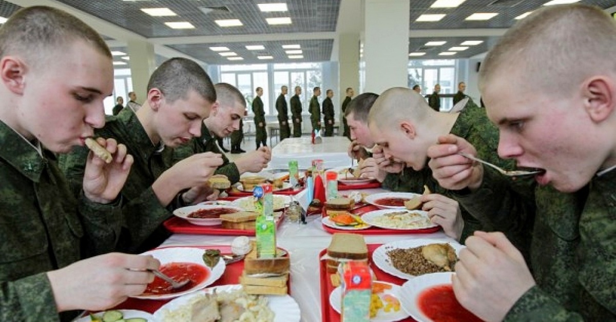 Армейских условиях. Столовая в армии. Солдаты в столовой. Солдаты обедают. Солдаты в столовой едят.