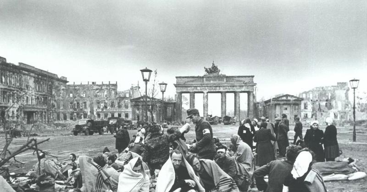 Фотография берлин 5 мая. Берлин, май 1945. Берлин 1945 год. Победа Берлин 1945. Бранденбургские ворота Берлин 1945.