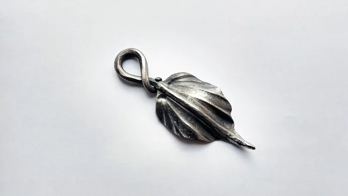 I forged a leaf, but it turned out to be a keychain - My, Forging, With your own hands, Video lessons, Handmade, Keychain, Presents, Blacksmith, Leaves, , How is it done, Needlework with process, Video