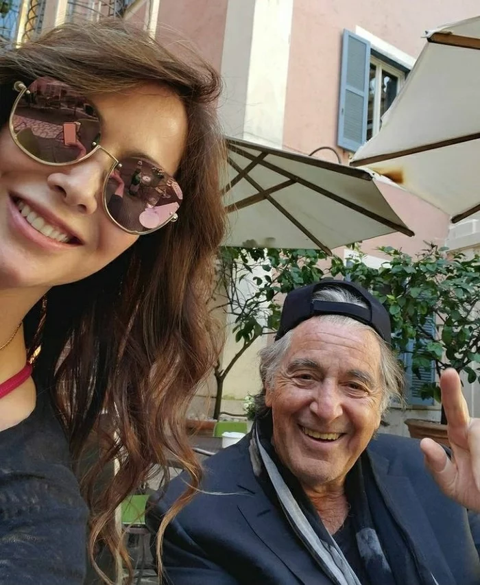 The girl met 81-year-old Al Pacino - Al Pacino, Actors and actresses, Celebrities, Photo with a celebrity, Hotel, Girls, Face with a scar, Rome, , The photo, From the network, Scarface (film)
