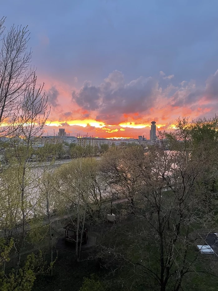 Sunset over Moscow - My, Moscow, Sunset, Photo on sneaker, Pareidolia