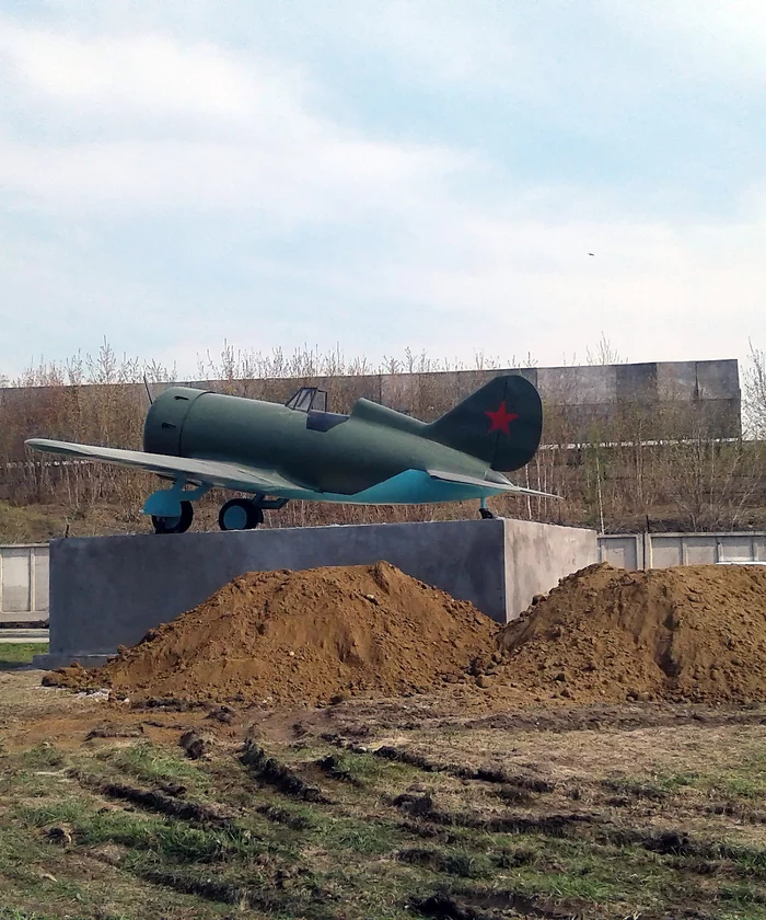 An airplane among two piles of clay in Novosibirsk - My, Airplane, Monument, Holidays, May 9 - Victory Day, Novosibirsk, Longpost, The Second World War, the USSR