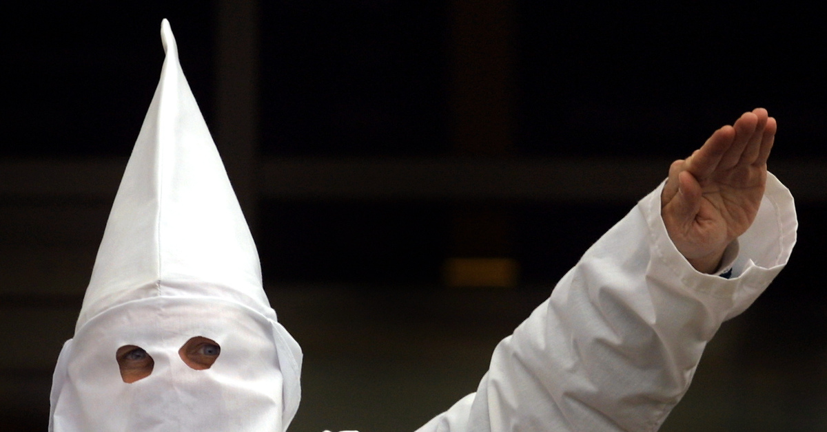 Медицинские формы колпачок. Колпак медицинский тиси василек. Белый колпак слушать. Шапочки медицинские тканевые. Костюм белый с прорезями для глаз.