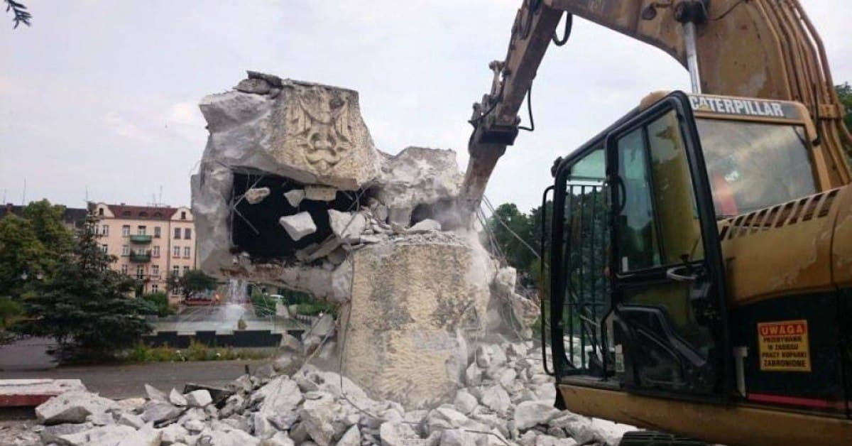 Сносим памятники. В Польше снесли памятник советским воинам. В Польше сносят памятники. Сносят памятники советским воинам. Разрушение памятников в Польше.