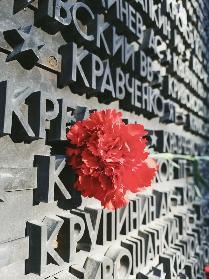 After Victory Day... - My, Russia, Novosibirsk, Photographer, May 9 - Victory Day, Town, Monument of Glory, Eternal flame, Morning, Memory, People, Flowers, The Great Patriotic War, Longpost