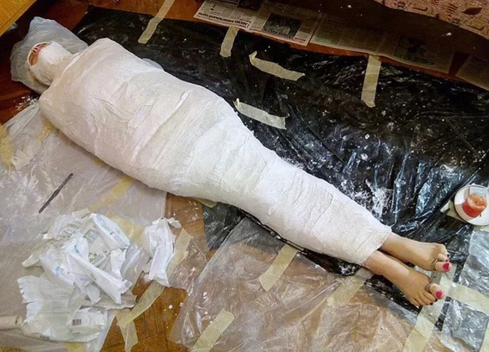 Mummification and plaster. Oh yes... and what a wife! - Mummy, Tickling, Wife, Feet, Heels, Family, Gypsum, Movies, Cosplay, Longpost