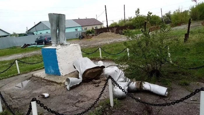 When you're trying to get ready for work after a non-working weekend in May... A statue of Lenin broke in Saratov - Lenin, The May holidays, Lenin monument