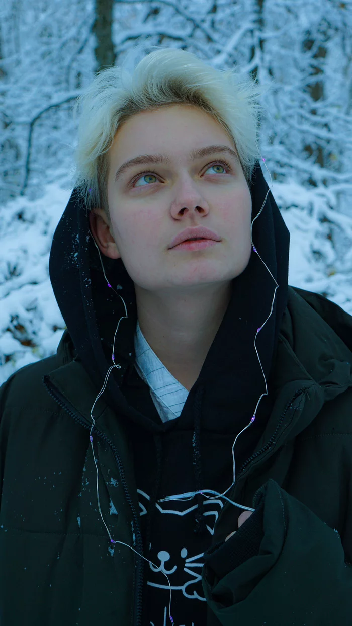 First snow - My, Coin, The photo, Beautiful girl, Girls, Snow, Winter, White, Garland