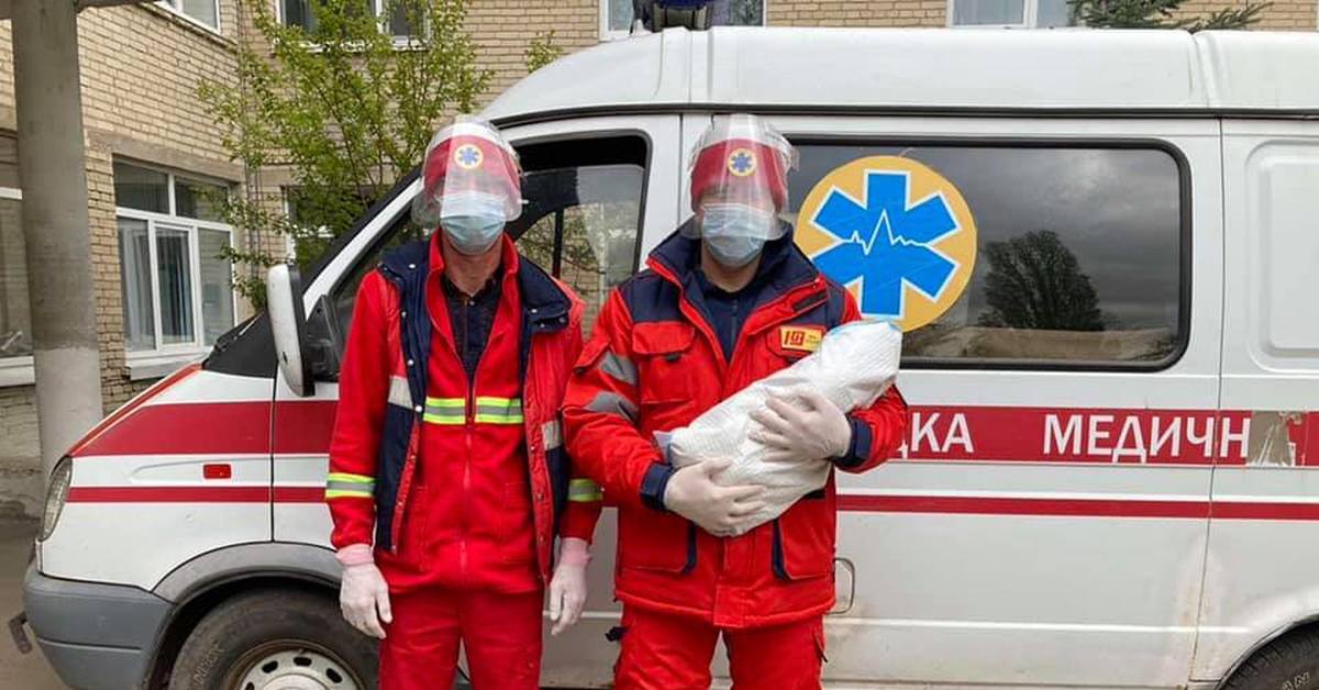 фельдшер спасает жизнь. беременная в скорой помощи. беременный фельдшер. с. красивая фельдшер.