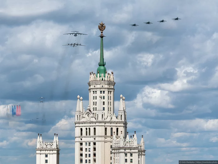 Aviation flyby rehearsal - My, Moscow, I want criticism, Roof, Town, Stalinskaya high-rise, The photo, Clouds, Airplane, , May 9 - Victory Day, Sony, Tamron, Aviation, Army