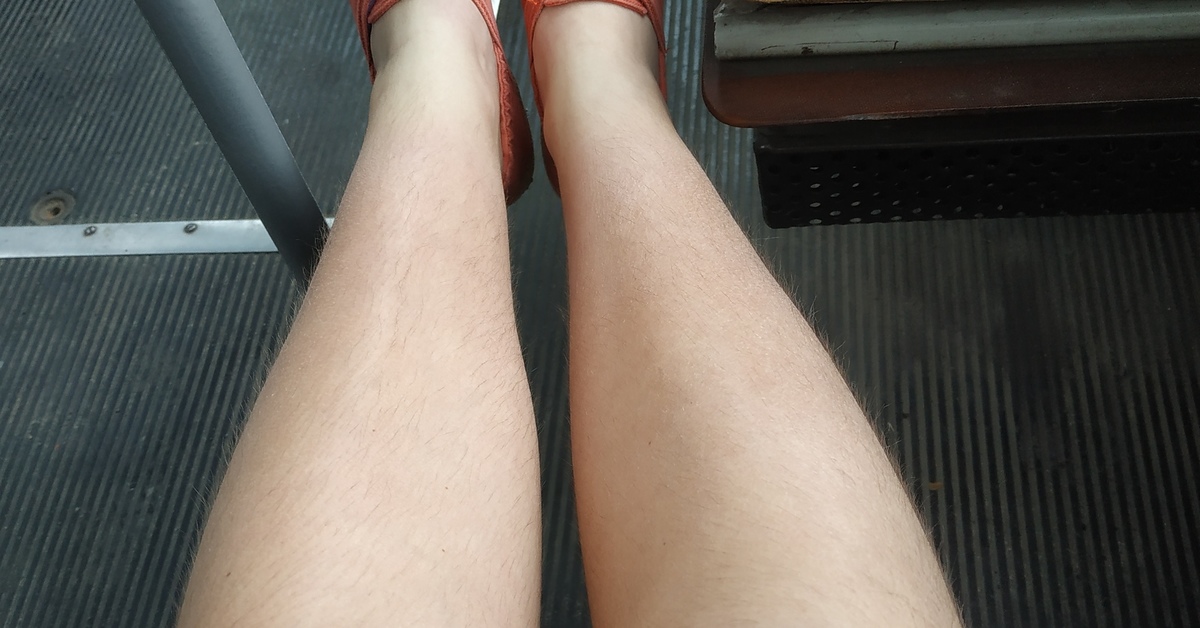 Сильно волосатые ноги. Не ьритые женские ноги. Очень волосатые женские ноги. Волосатые ноги подростка.