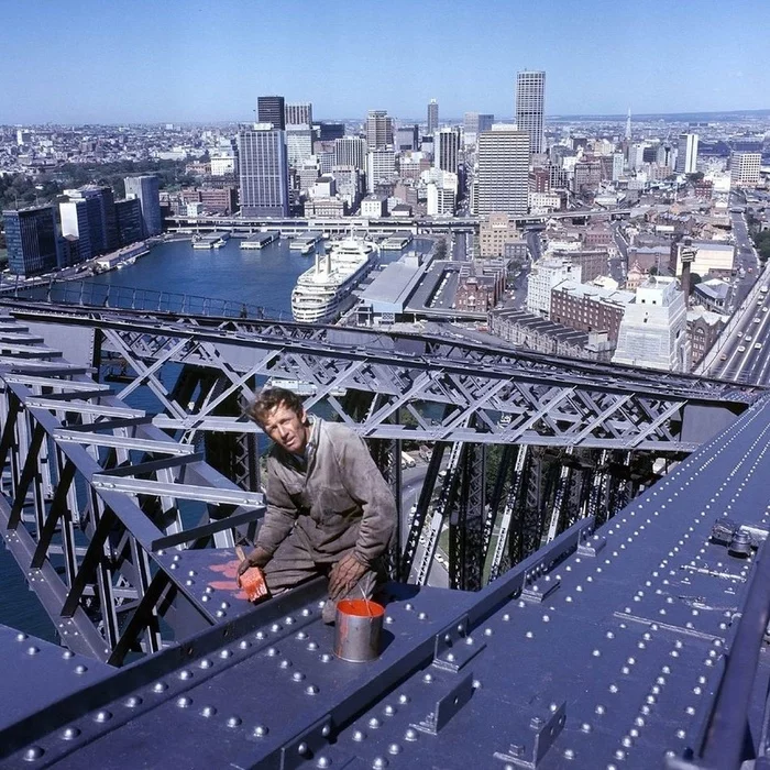 High-rise Paul Hogan on one of the largest bridges in Sydney, 1971. In 15 years it will be known as Crocodile Dundee - Crocodile Dundee, Bridge, Paul Hogan, Repeat, Actors and actresses, The photo, High-rise works