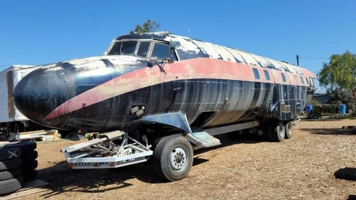 The answer to the post Unusual truck, I would say flying! - Truckers, Airplane, USA, Douglas DC-3, Wagon, civil Aviation, Vertical video, Reply to post, Longpost, House on wheels