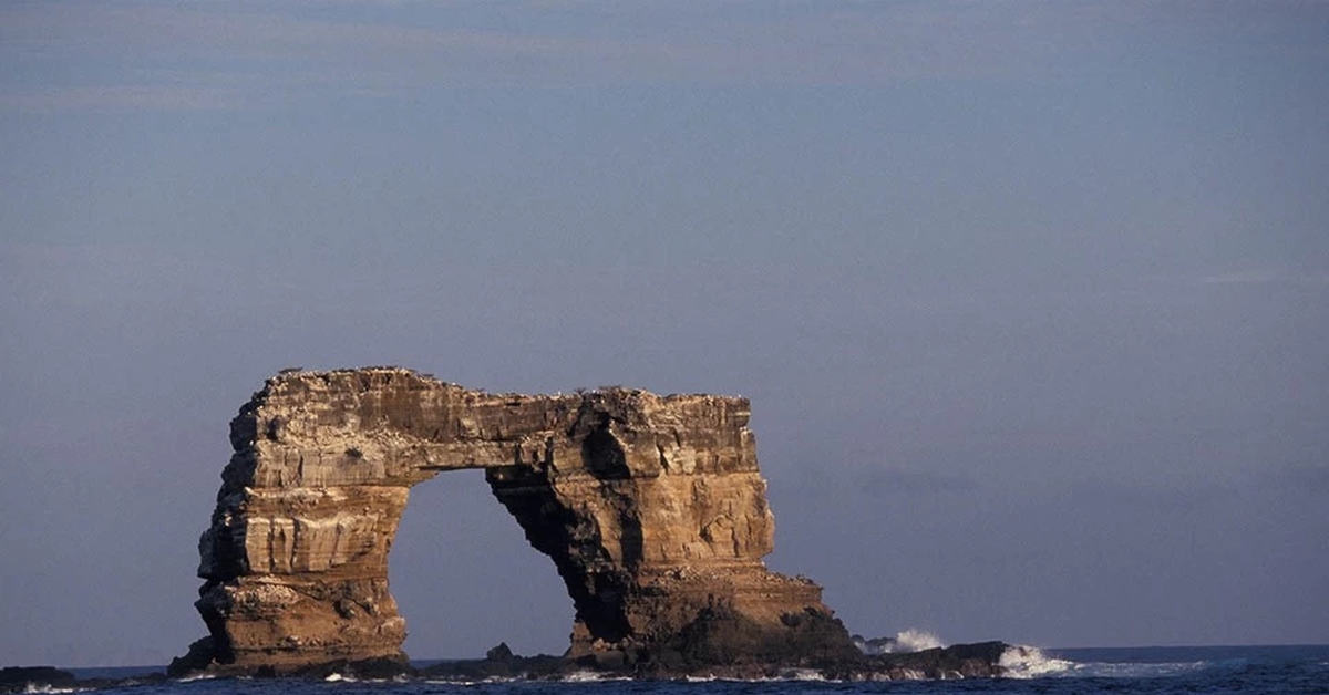 Разрушение островов. Арка Дарвина Галапагос. На Галапагосах обрушилась арка Дарвина знаменитая скала. Галапагосские острова остров Дарвина. Арка Дарвина обрушилась.