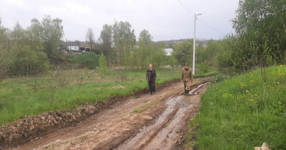 Около полутора километров. Благоустройство дороги. Поселок Пирово Тула. Разбитые дороги в деревне. Предлагаемые благоустройство.