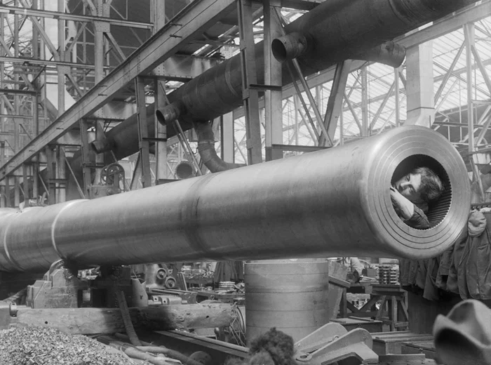 Cleaning the rifling of the barrel of a 381 mm naval gun at the arsenal in Coventry, 1910 - Old photo, A gun, Trunk, Workers, Great Britain