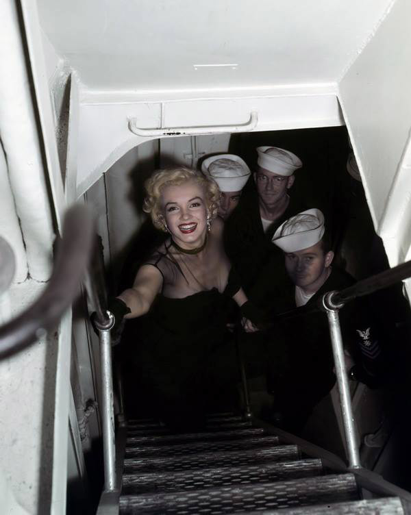 Marilyn Monroe photographed by John Florea (II) The series Magnificent Marilyn 475 issue - Cycle, Gorgeous, Marilyn Monroe, Actors and actresses, Celebrities, Blonde, USA, US Army, , Combat ships, Ship, Destroyer, 1951, Black and white photo, Longpost