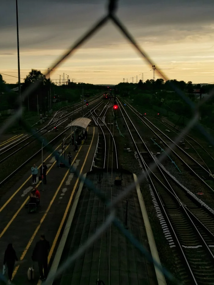 When all roads lead to nowhere, it's time to go home - My, Evening, Sunset, Tourism, Railway, Rails, Train, A train, Photo on sneaker, , Mobile photography, Hopelessness