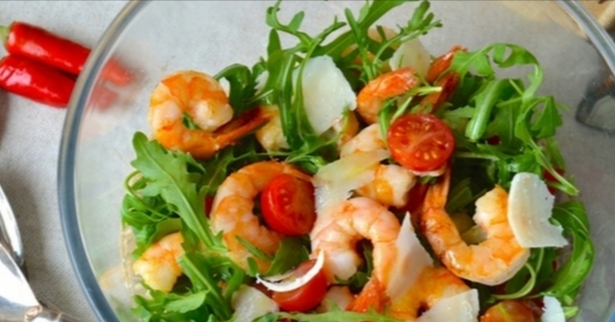 креветки моцарелла помидоры. руккола креветки моцарелла. салат с рукколой и креветками помидоры черри и моцареллой. салат руккола моцарелла черри. салат руккола моцарелла черри.