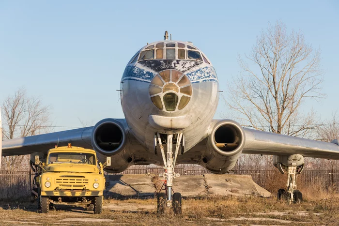 I'm standing with my mom at the bus stop - Samara, Tu-104, ZIL-130