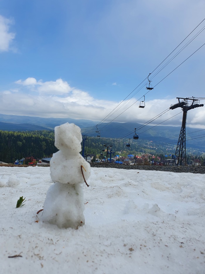 Майский снеговик в Шерегеше