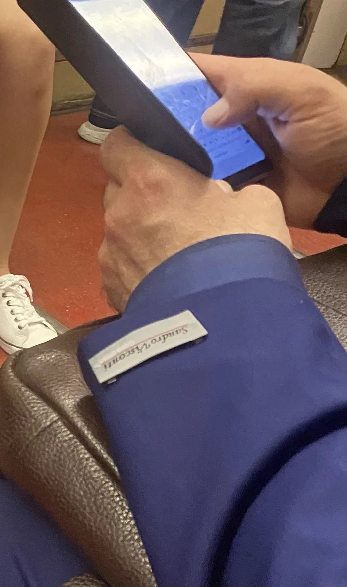 So is it right to wear a suit? - My, Shortcuts, Moscow Metro