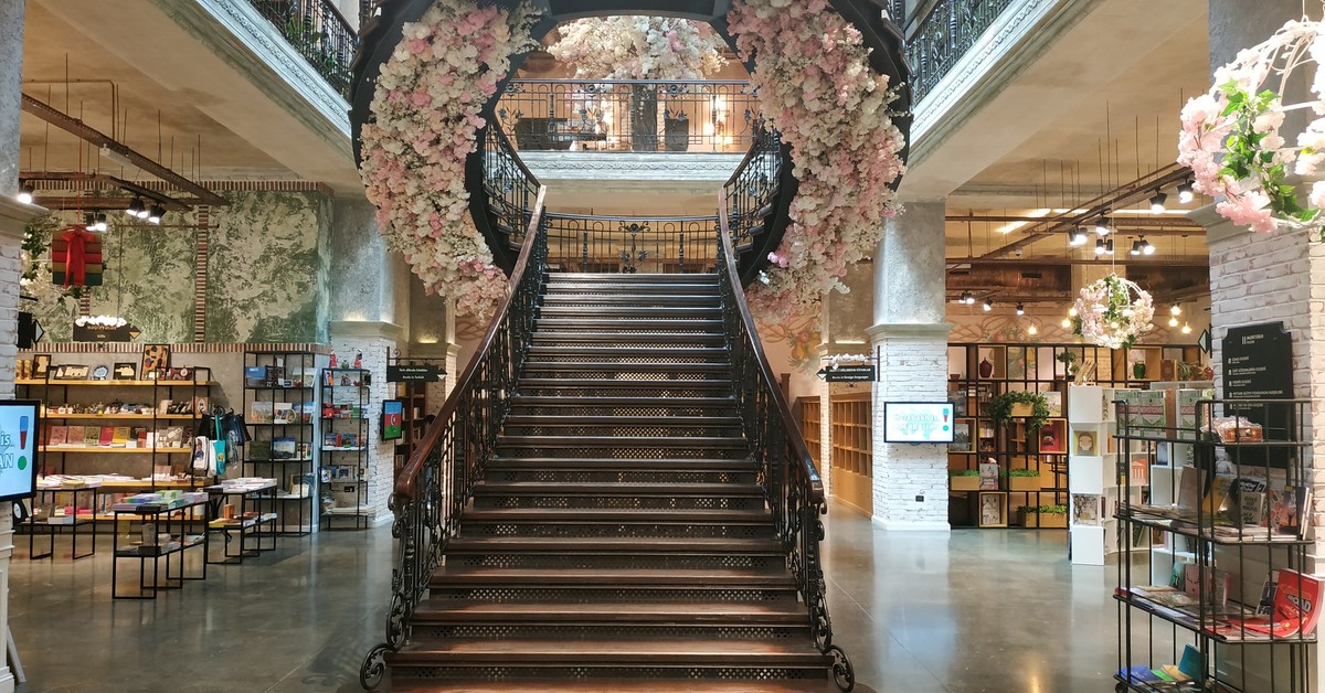 Baku book center. Книжный центр Баку. Книжные магазины в Баку. Баку Боок центр. Красивая Баку библиотека.