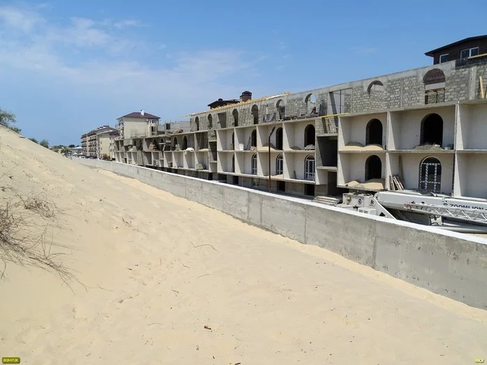 THE COURT REFUSED TO DEMOLATE THE HOTEL BUILT ON THE SAND DUNES OF DZHEMETE BY FYODOR YANISHOGL - Краснодарский Край, Anapa, Dzhemete, Court, Building, Longpost