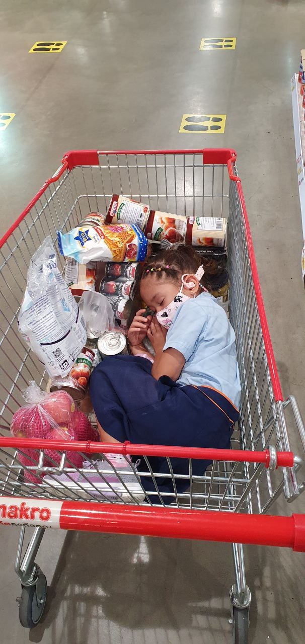 While parents choose purchases - Thailand, Supermarket, Grocery trolley, Parents and children, Children, Dream