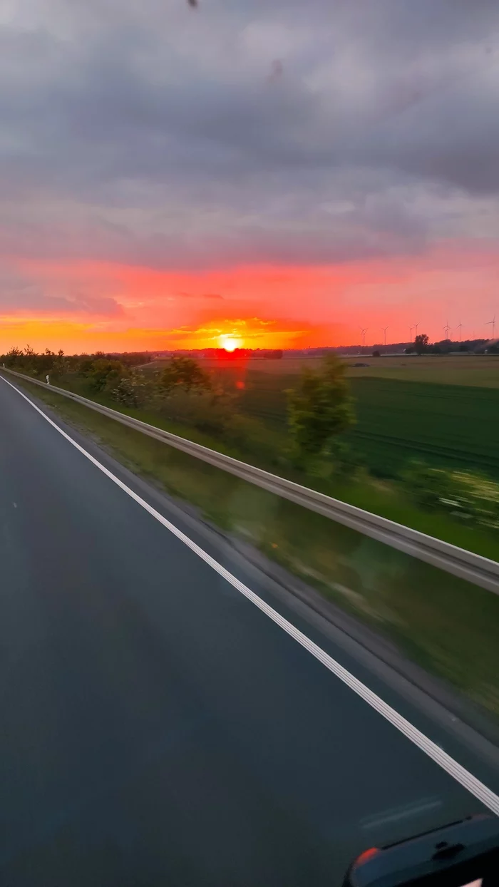 Sunset. Does it really look like a volcanic eruption? - My, Volcano, Germany, Blur, Sunset, The sun