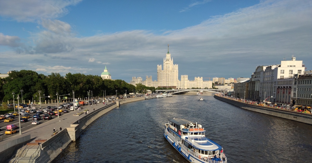 Река в москве 4. Зарядье теплоход. Котельническая набережная рядом парк Зарядье ?. Над Москвой рекой. Теплоход на Москве реке у Музеона в 2010 году.