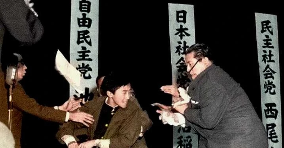 Отоя ямагути. Инэдзиро Асанума. Инэдзиро Асануму в Токио - октябрь 1960 года.
