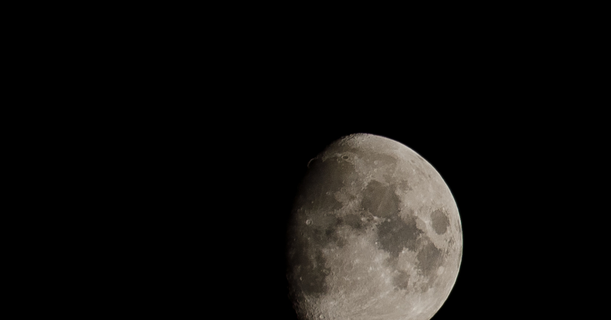 If you have a telephoto, then sooner or later you will have a photo of the moon ..) - My, The photo, moon, Zoom, Nikon, Nikon d7000, Sigma 70-300