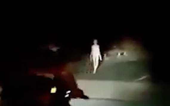 Humanoid or sick person? On the road in India filmed a living skeleton - India, Aliens, Longpost, Video