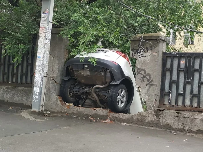 В Ростове девушка пробила забор - ДТП, Интересное, Авто, Дорога, Видео, ЧП, Происшествие, Девушки, Негатив