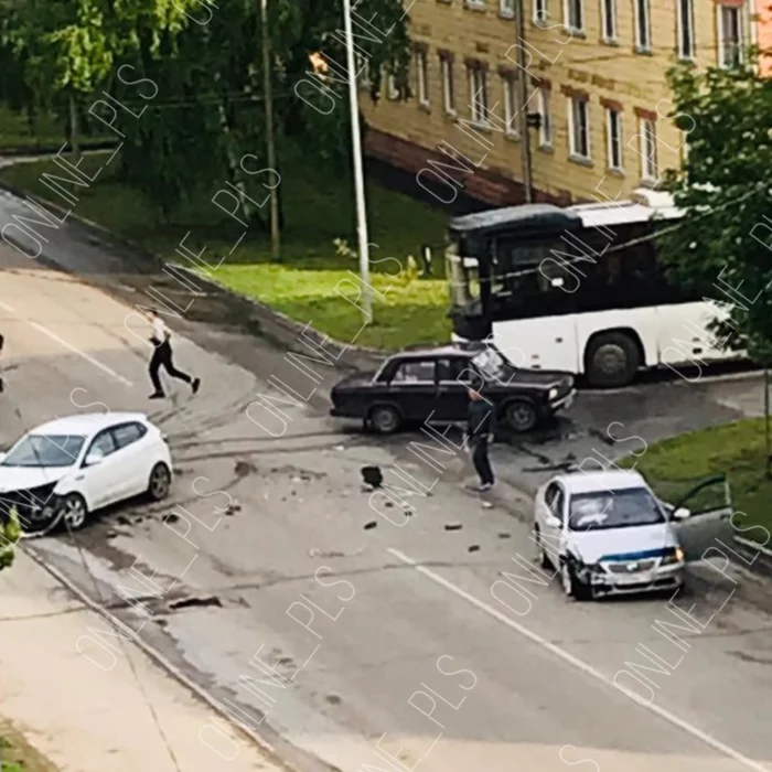 Polysaevo, Kuzbass road traffic accident at the crossroads next to the administration - Polysaevo, Kemerovo region - Kuzbass, Road accident