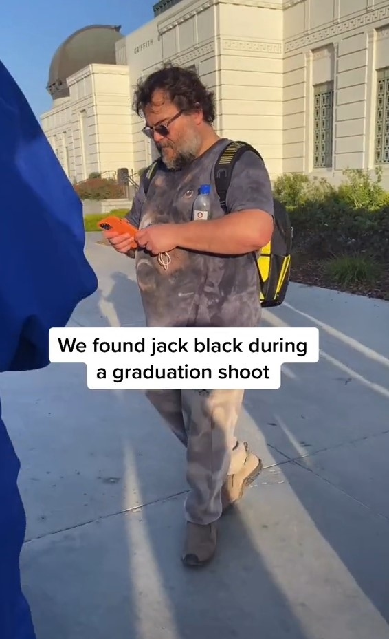 Graduates accidentally met Jack Black on the street and, of course, the actor did not refuse them a photo - Jack Black, Actors and actresses, Celebrities, Graduates, The photo, Photo with a celebrity, From the network, Longpost