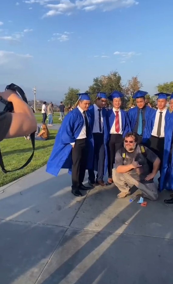 Graduates accidentally met Jack Black on the street and, of course, the actor did not refuse them a photo - Jack Black, Actors and actresses, Celebrities, Graduates, The photo, Photo with a celebrity, From the network, Longpost