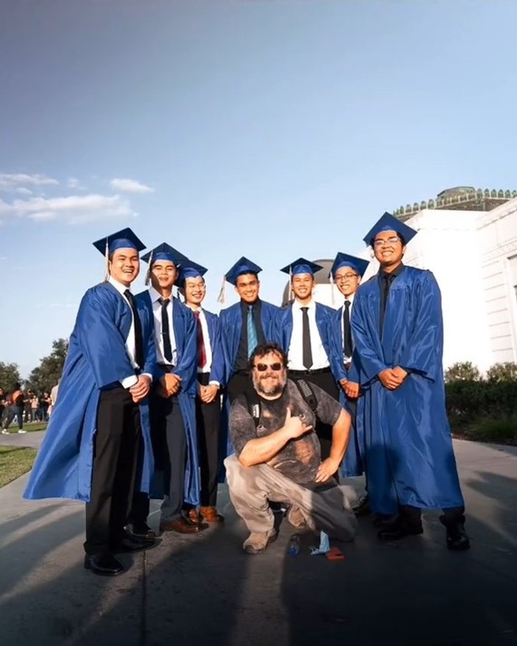 Graduates accidentally met Jack Black on the street and, of course, the actor did not refuse them a photo - Jack Black, Actors and actresses, Celebrities, Graduates, The photo, Photo with a celebrity, From the network, Longpost