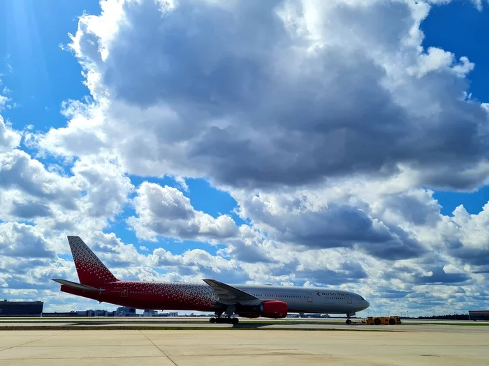 The airport - My, Mobile photography, The airport, Platform, Airbus, Airbus A320, Airbus A350, Boeing, Boeing 777, , Boeing 737, Longpost