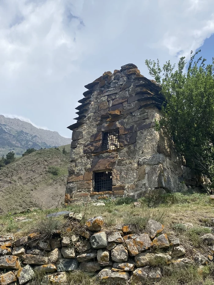 Pagan crypt in Ingushetia - My, The mountains, Architecture, Towers, Caucasus, Ingushetia, Tourism, Crypt, Death, , Self-isolation