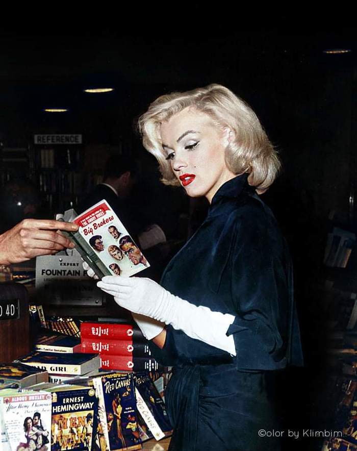 Мэрилин Монро в книжном магазине, 1953 год Мэрилин Монро, Старое фото, Колоризация
