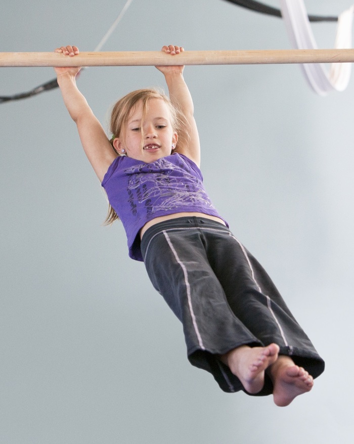 Турник у обочины