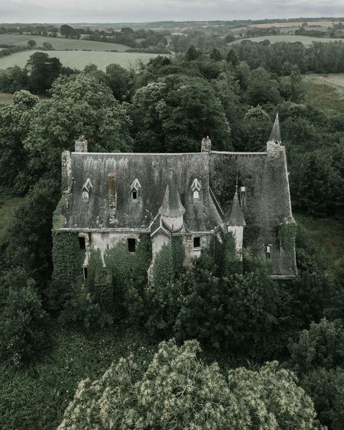 Abandoned castles in the lens of photographer Xenia Hound - Architecture, Locks, Abandoned, Story, Longpost