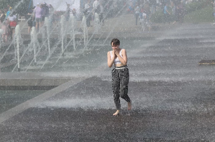 Girls running in the fountains, barbecue and Katya Adushkina. - My, news, Saint Petersburg, Russia Day, 300th Anniversary Park, The photo, Longpost