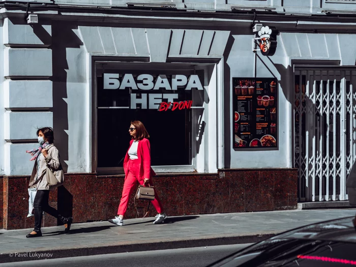 Street photography or street photography. - My, Russia today, Moscow, Street photography, Pink, Red, Cafe, The photo, Photographer, , Olympus, Olympus OMD em-10 Mark II, Olympus, Russia